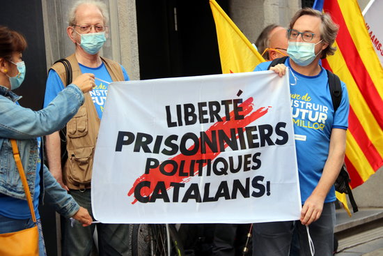 Protesters in Brussels call for the “freedom of Catalan political prisoners” in front of the Spanish embassy on September 11, 2020 (by Nazaret Romero)